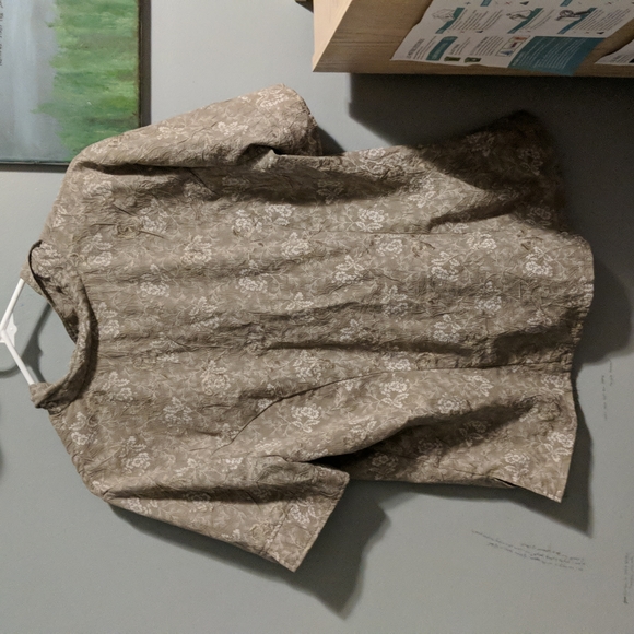 Textured floral button up blouse - Picture 6 of 6